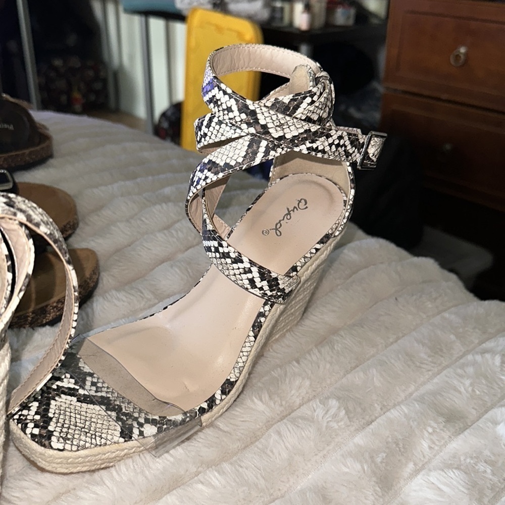 Size 7 strappy  snake wedge - Picture 3 of 8